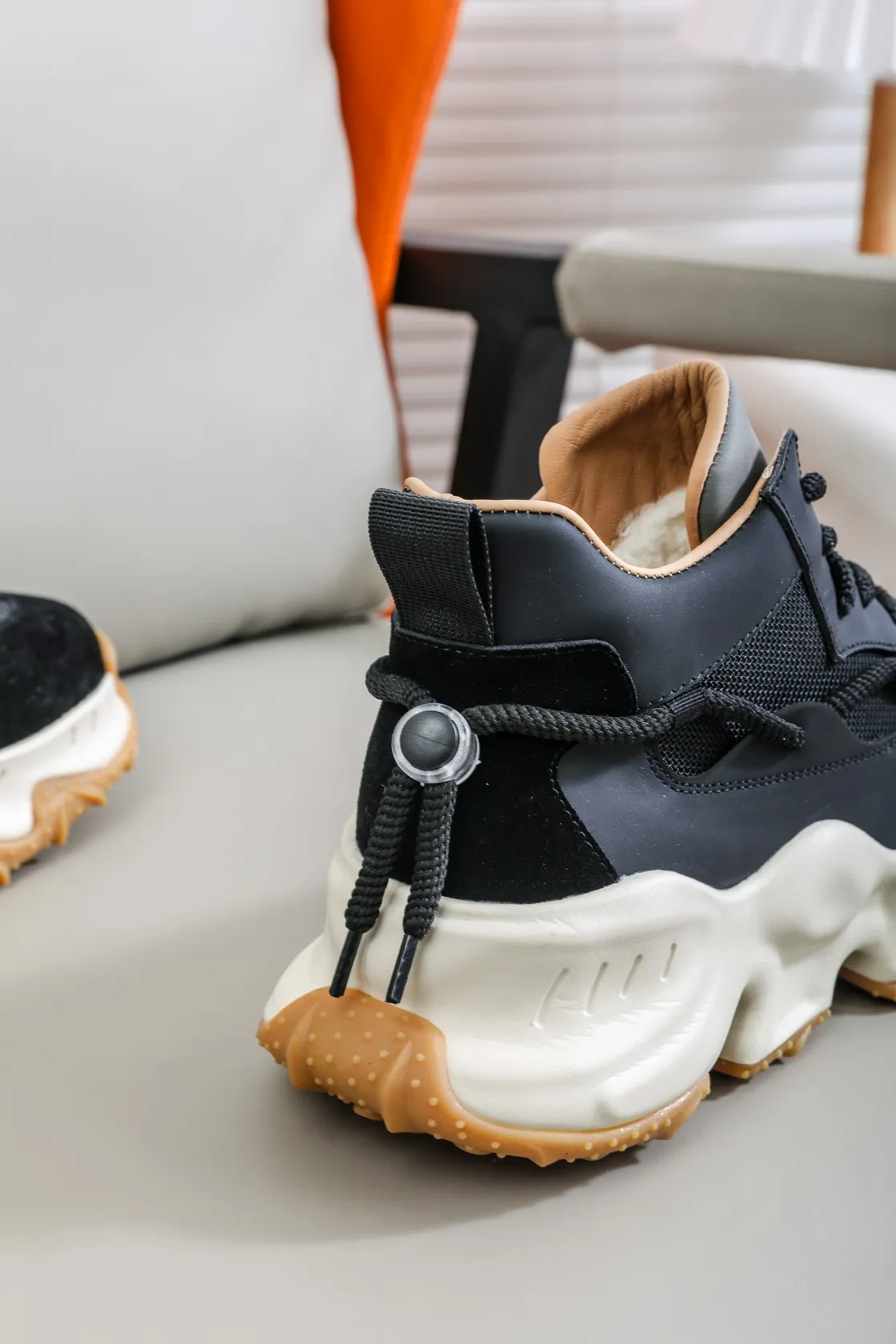 Men's shoes 💰620 IUGGI Heavy-duty thick-soled dad shoes EVA foam outsole Rarely seen on the market Retro version Very good-looking on the feet Mainly because it is so classy All-sheep fur lining Thick sole plate Super soft rebound Model 6081 Men's model 39-44 [issued]